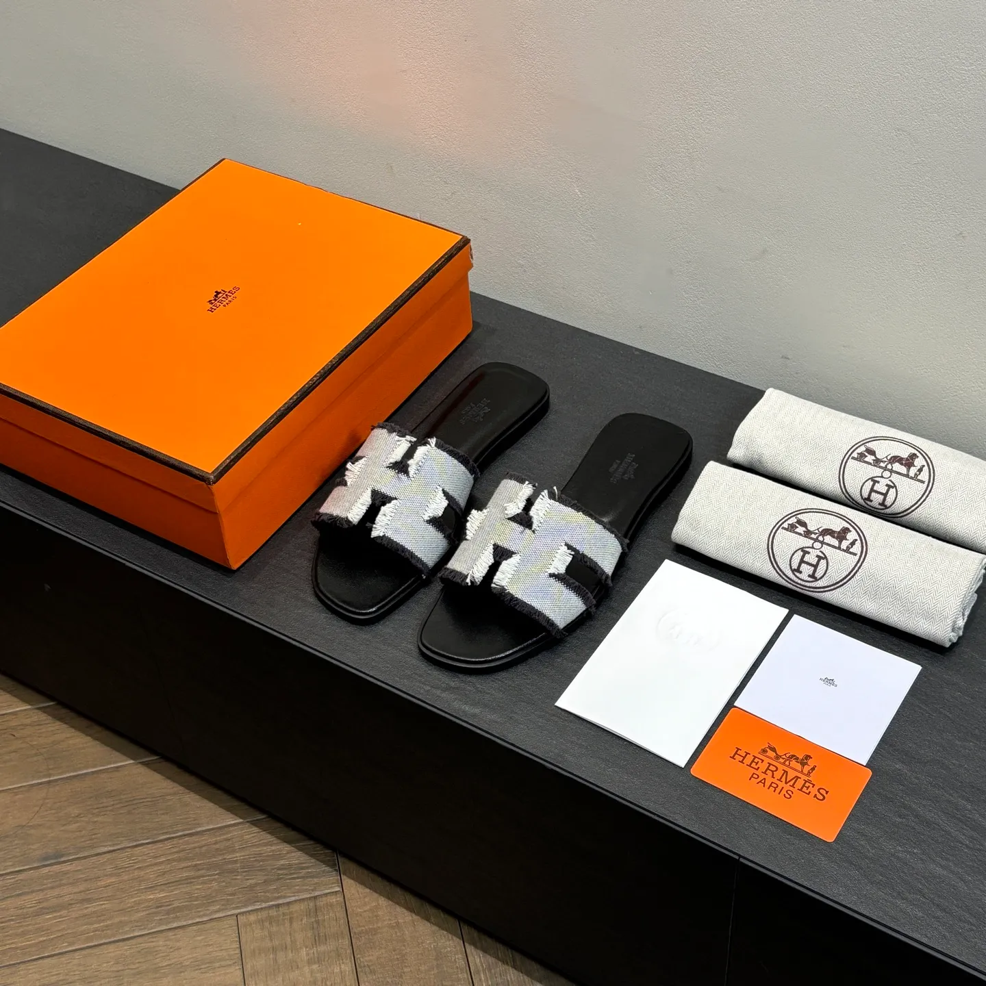 👟👟Ex-factory price 480👟👟 Brand💗: The latest color series from HERMES official website Code number💗: 35-40 full size (34 41 42 customized, non-refundable and non-exchangeable) Upper material💗: Classic plain calfskin Sole material💗: Zero-crack genuine leather mid-sole👑👑👑 Fully dyed HERMES Plain calfskin sandals, a historical representative work, the timeless classic H sandals, suitable for home and travel, this shoe is the finishing touch of your wardrobe, it looks great on the feet💃🏻💃🏻💃🏻